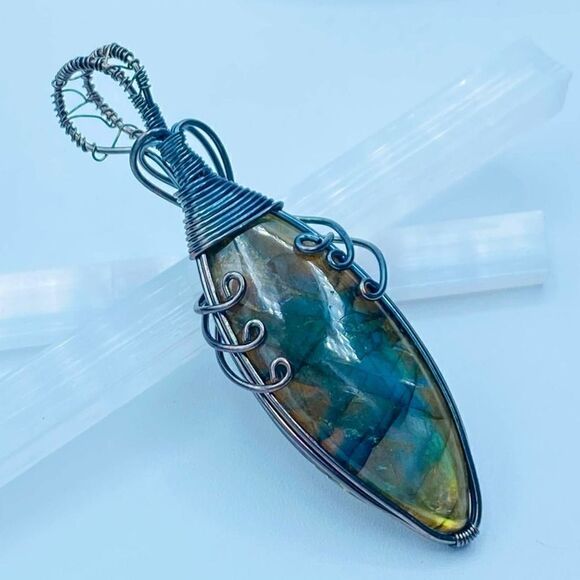 Copper Wired Labradorite Pendant - Picture 1 of 7